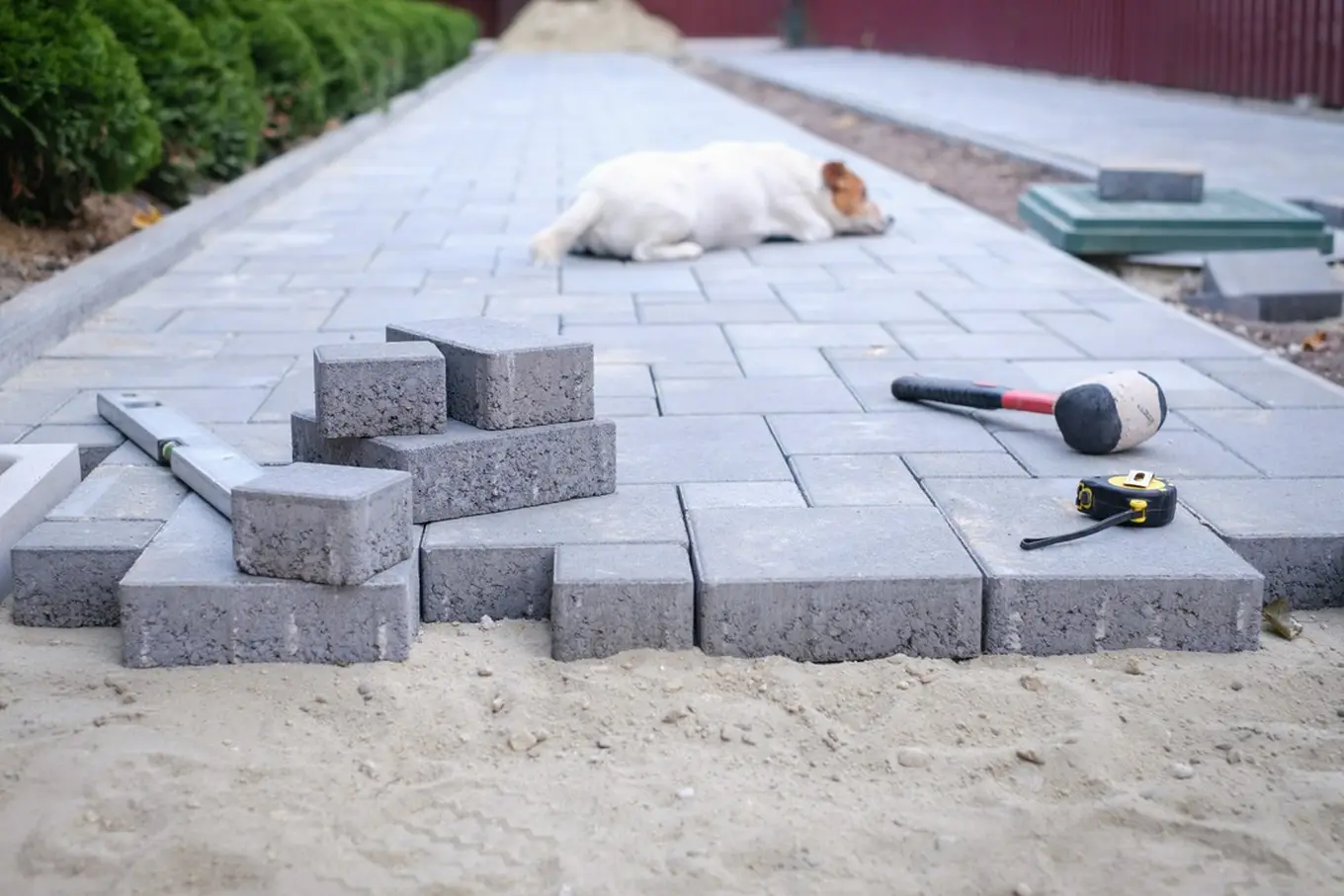 Jakie są niezbędne narzędzia brukarskie?